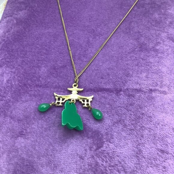 Vintage Buddha Necklace Green carved Lucite - Picture 3 of 3